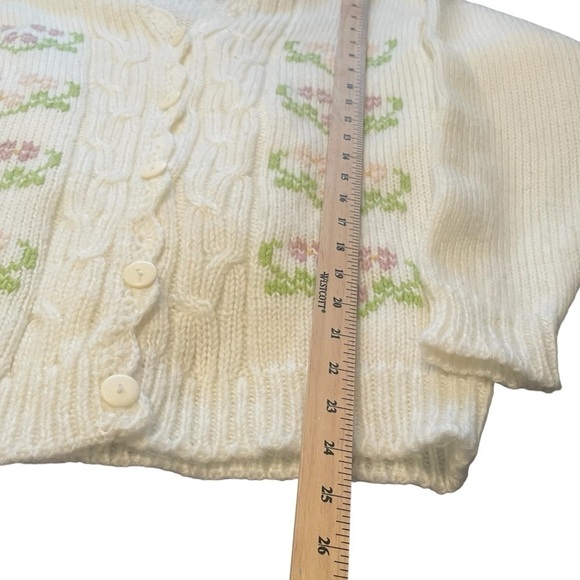 Hand Knit Cream Cable Knit Button Down Sweater/Scalloped Edge V-Neck- Size M - Picture 4 of 9